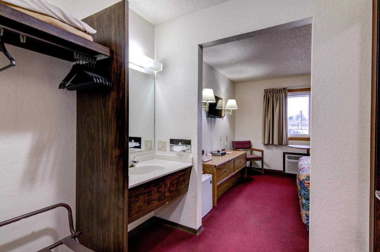 Bloomer Inn & Suites ภายนอก รูปภาพ