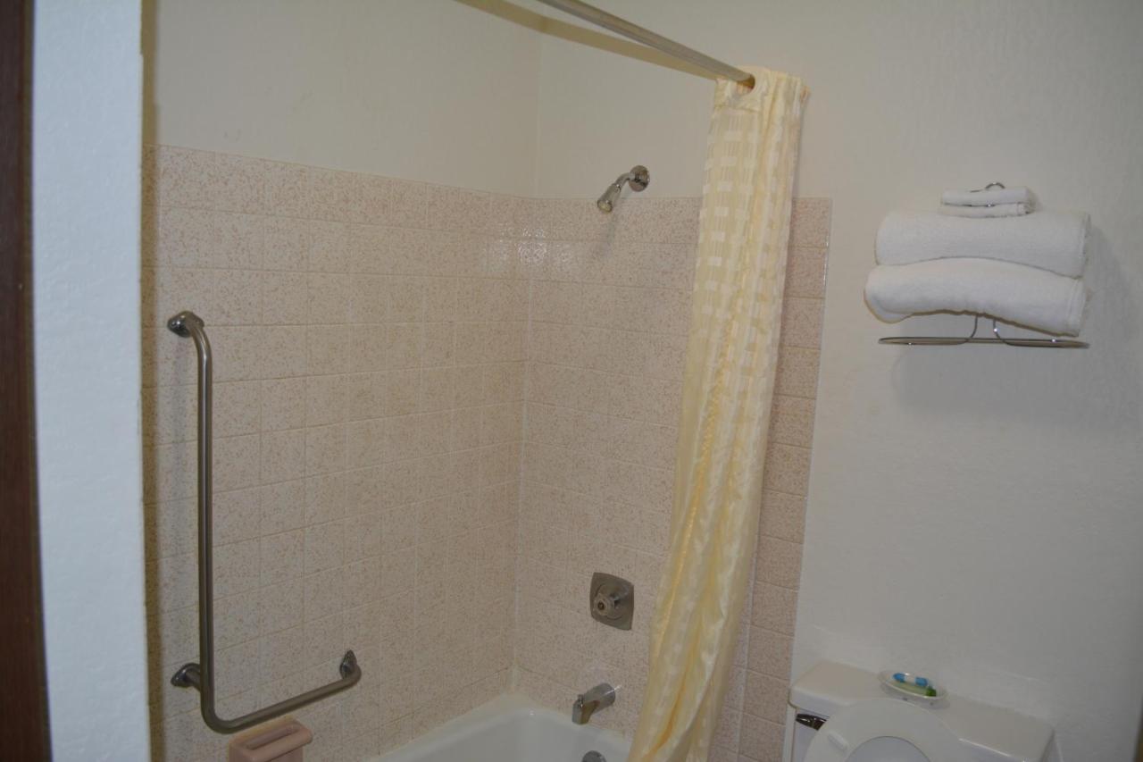 Bloomer Inn & Suites ภายนอก รูปภาพ