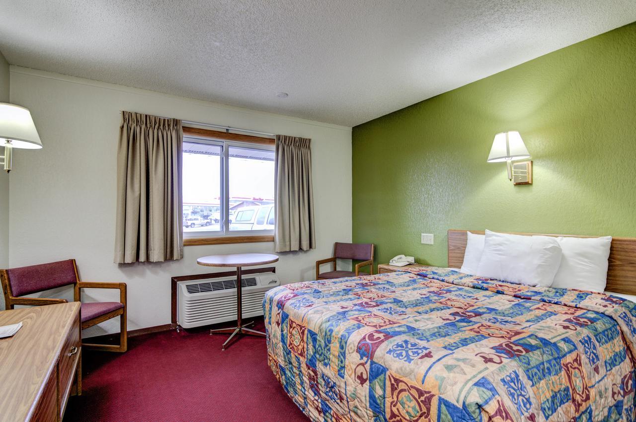 Bloomer Inn & Suites ภายนอก รูปภาพ