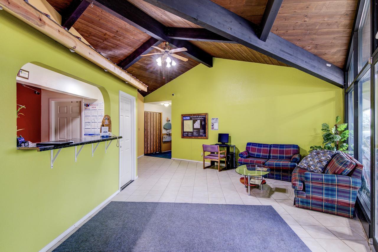 Bloomer Inn & Suites ภายนอก รูปภาพ