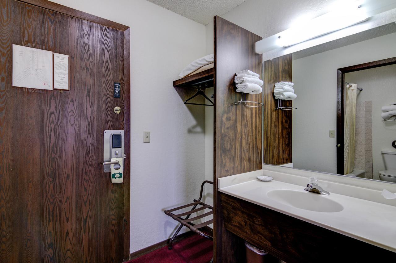 Bloomer Inn & Suites ภายนอก รูปภาพ