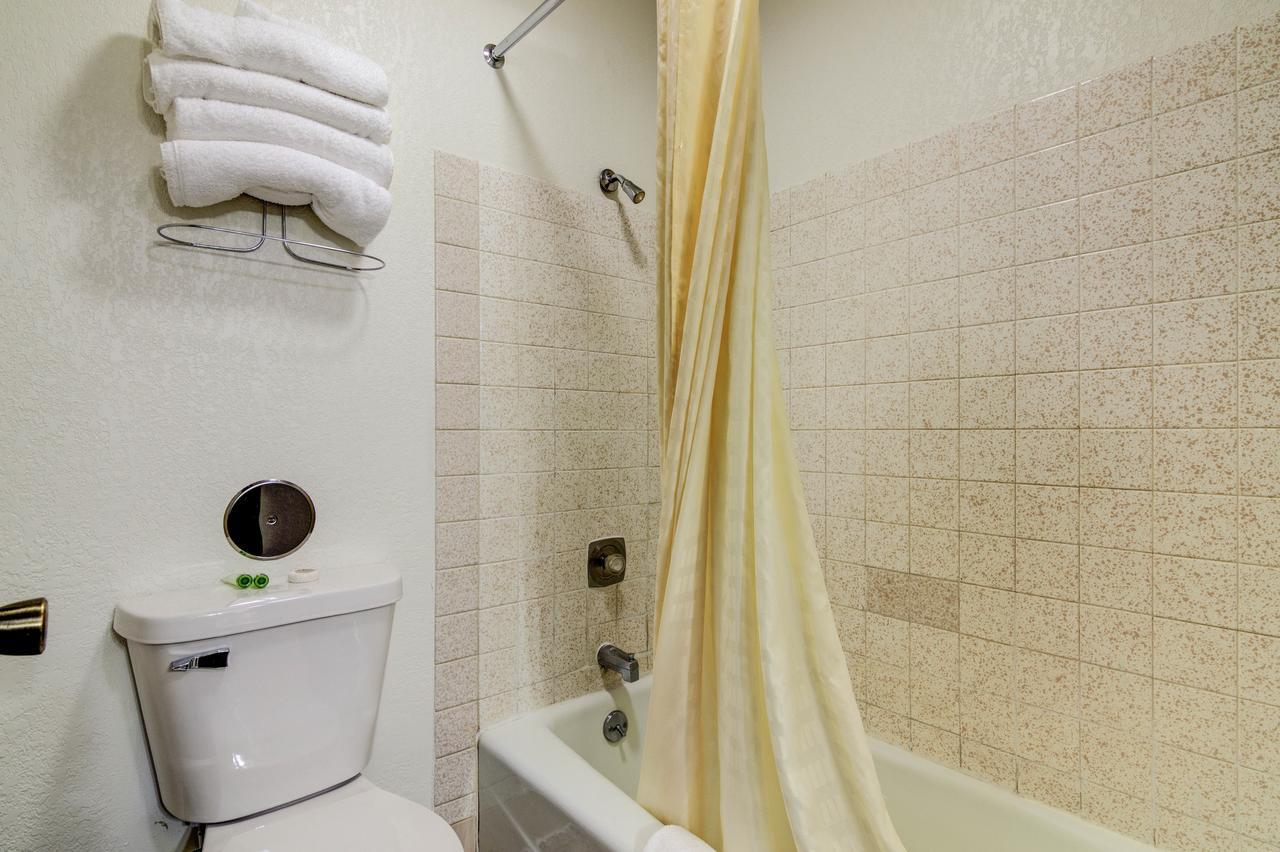 Bloomer Inn & Suites ภายนอก รูปภาพ